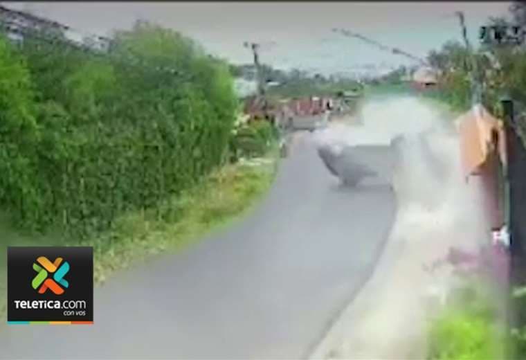 Video muestra impactante momento en que carro choca contra casa en Escazú