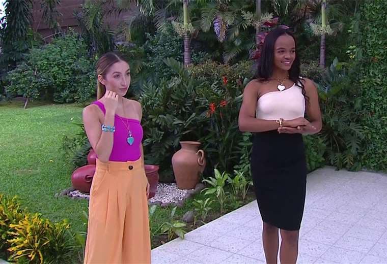 Descubra cuáles collares combinan con blusas de cuello asimétrico