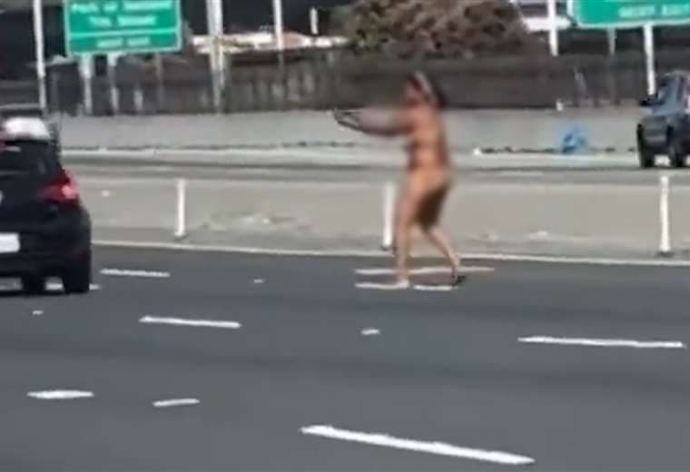 Desnuda y armada: Mujer dispara contra carros en autopista