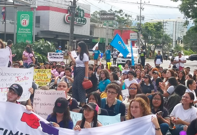 Manifestantes toman las calles de San Pedro en contra de las pruebas estandarizadas
