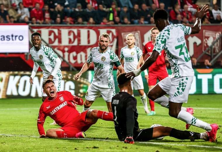 Twente de Manfred Ugalde elimina al Riga de Anthony Contreras de la Conference League