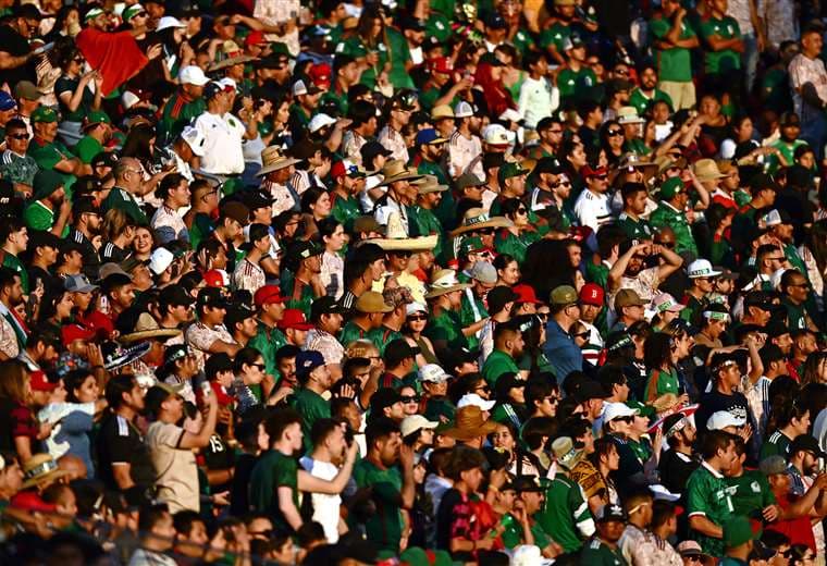¡Bochornoso! Pleito entre aficionados mexicanos termina con un apuñalado en Copa Oro