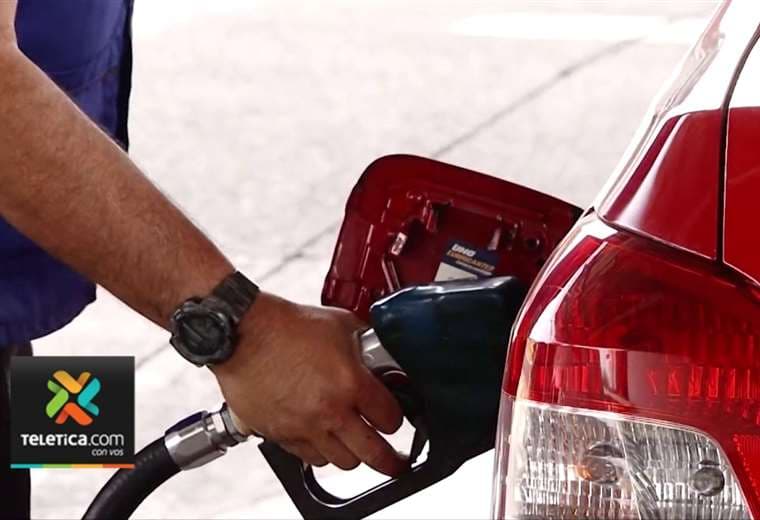 Combustibles amanecerán más baratos este martes