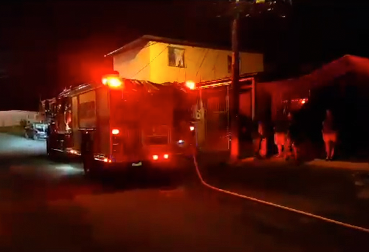 Video: Vecinos intentaron quemar casa de "Ángel de la Muerte" tras su detención en Turrialba
