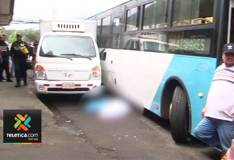 Video: Chofer que se bajó de autobús muere prensado tras correr para frenarlo