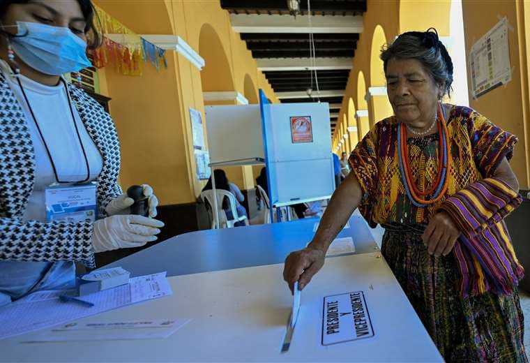 Los guatemaltecos empiezan a votar en balotaje crucial para la democracia
