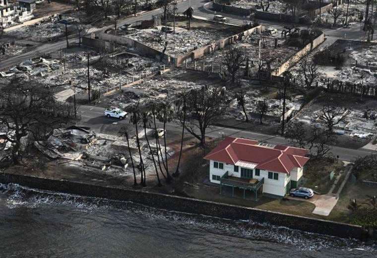 La impresionante imagen de la casa que sobrevivió a los incendios en Hawái