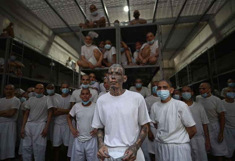 Cárceles de El Salvador albergan más de 100 mil presos, asegura ministro de Justicia