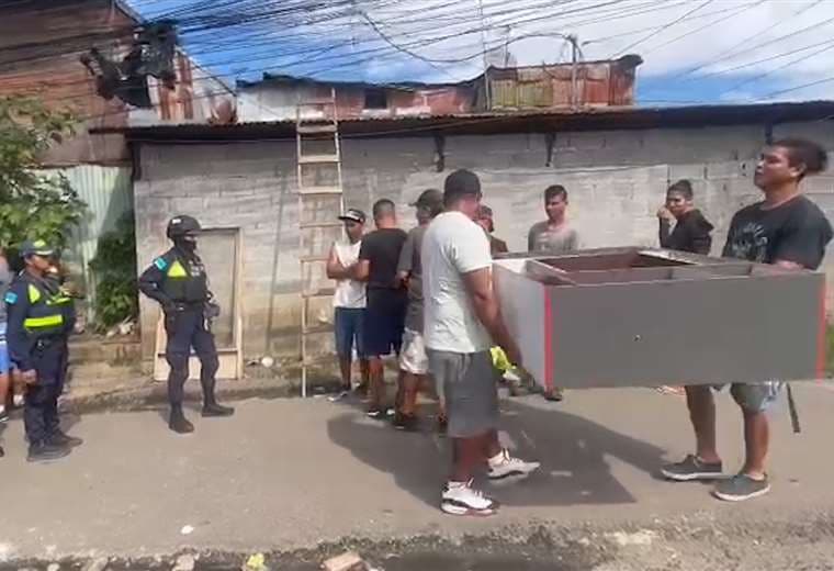 Desalojan a más de 400 personas de sus casas por adueñarse de espacios públicos en Pavas