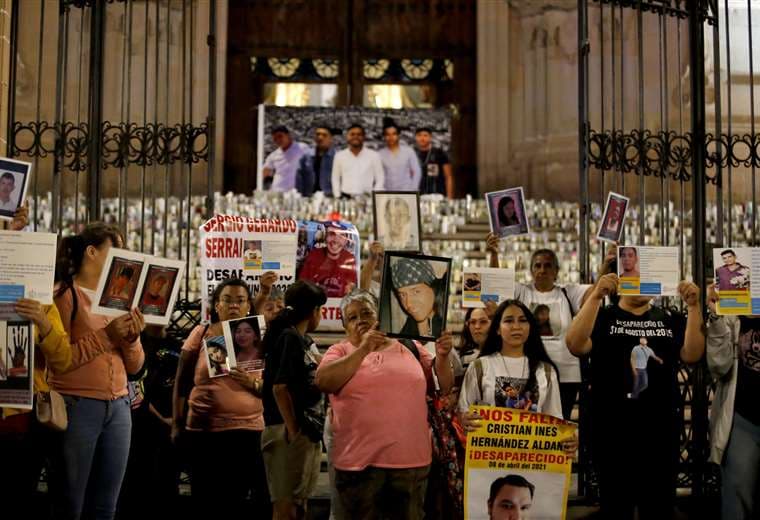Familiares marchan en silencio en memoria de miles de desaparecidos en México