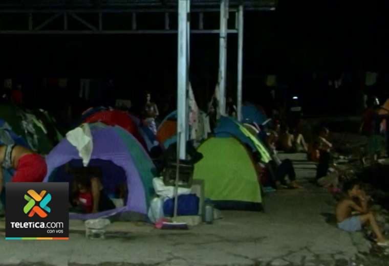 Migrantes se aglomeran en antiguo campo de aterrizaje de Paso Canoas