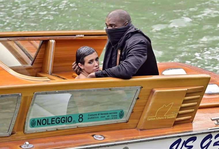 Kanye West y su esposa vetados de por vida en barcos de Venecia por tener sexo oral
