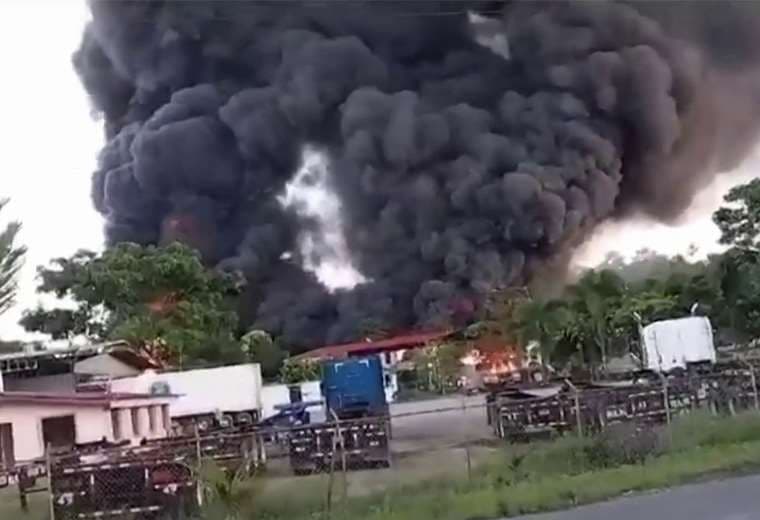 OIJ abre investigación por enorme incendio que provocó camión con combustible en Limón