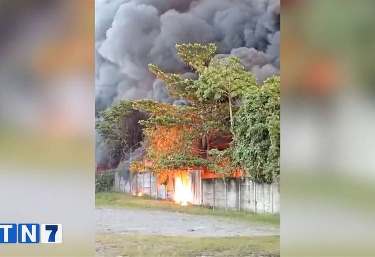 Falla en carreta de cisterna con combustible provocó enorme incendio en Limón