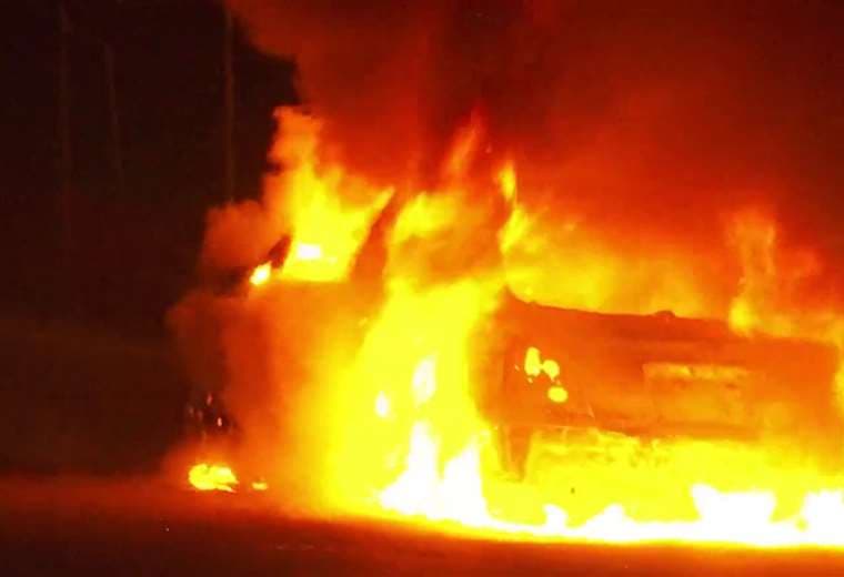 Fuego redujo a cenizas un vehículo en Moravia