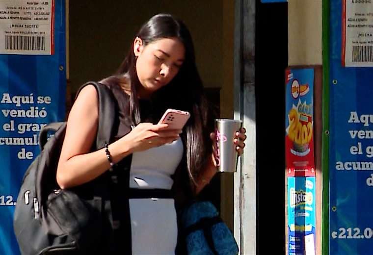 Semáforos en el suelo para adictos al celular: ¿Consideran instalarlos en Costa Rica?