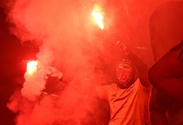 Suspendido el clásico neerlandés entre Ajax y Feyenoord por lanzamiento de bengalas