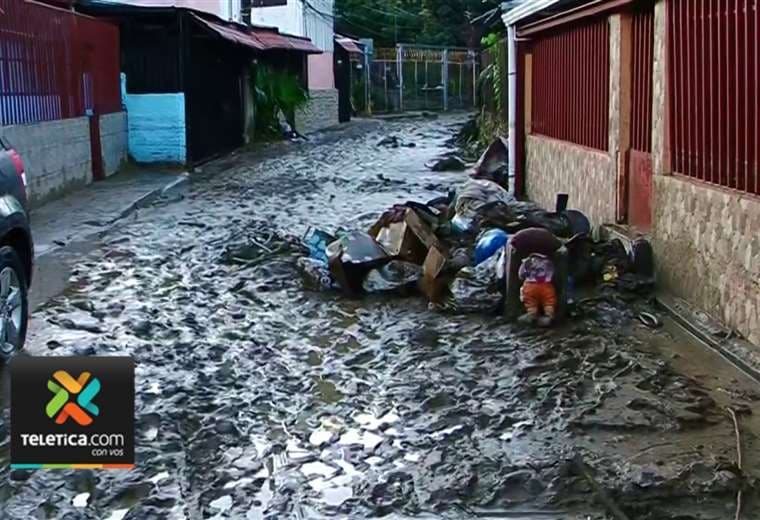 Calle en Desamparados amaneció cubierta de barro tras lluvias de este martes