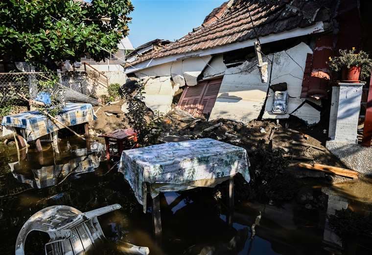 Víctimas de inundaciones en Grecia luchan por reconstruir lo poco que queda