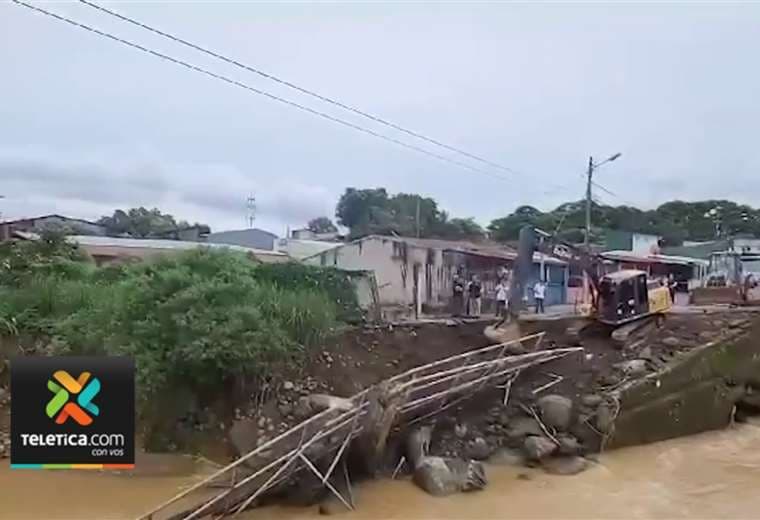 Remueven puente peatonal que colapsó entre Alajuelita y Desamparados