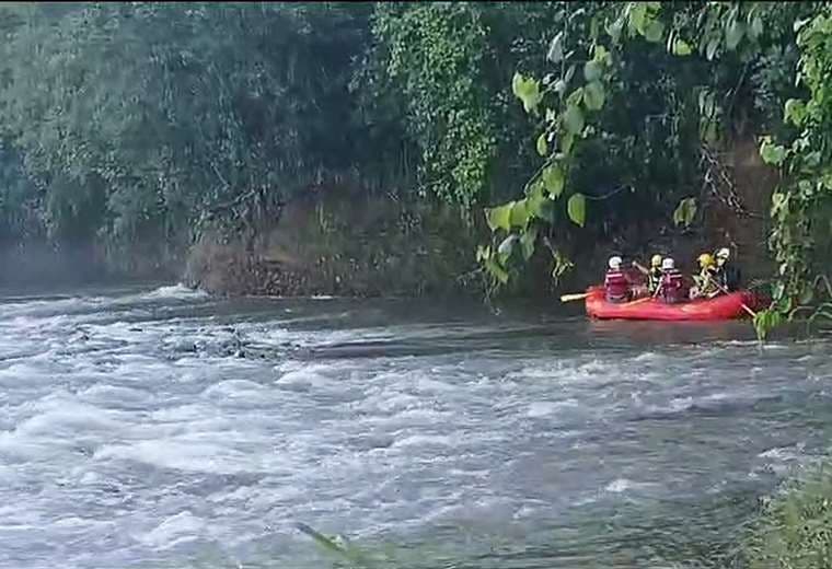 Cuerpos de rescate buscan a pescador arrastrado por cabeza de agua en Pital