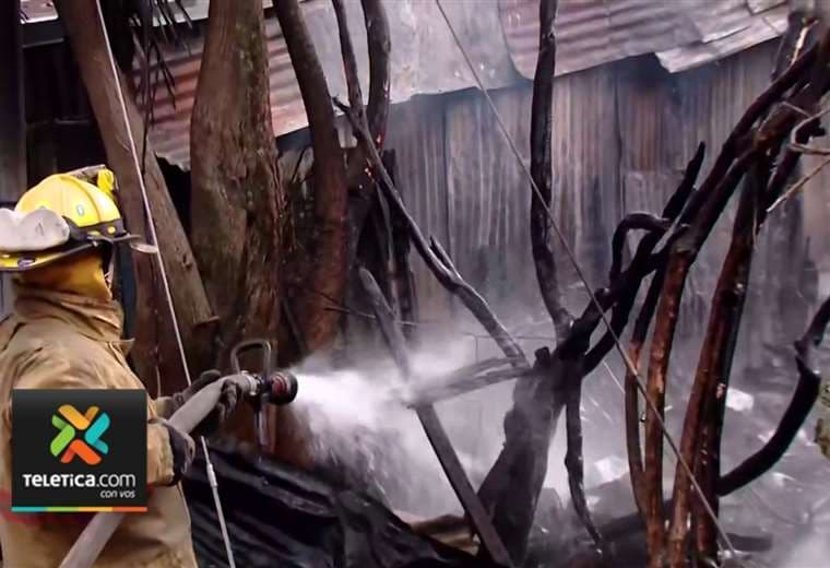 Familia de Curridabat lo perdió todo en incendio que afectó cuatro casas