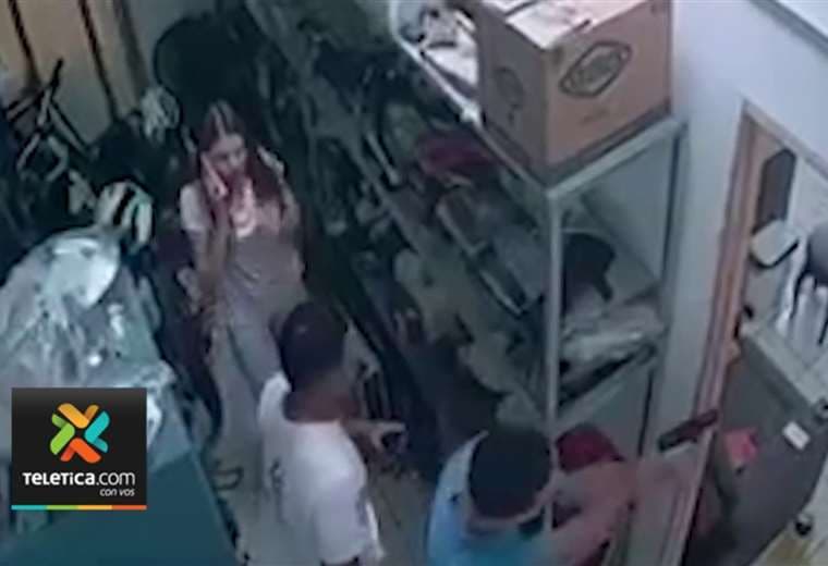Video: Dependiente de casa de empeños frustró asalto al enfrentar a delincuentes