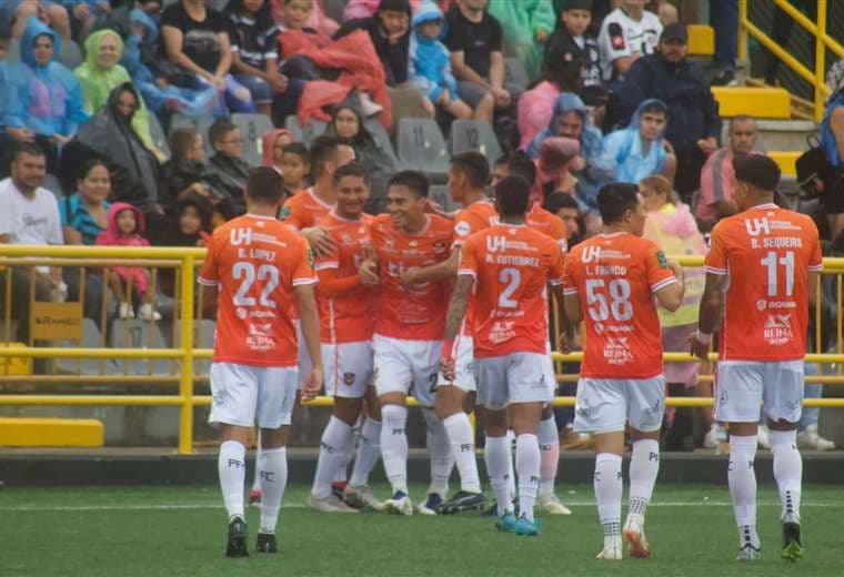 Puntarenas FC le da otro golpe bajo al Sporting FC al golearlo en casa