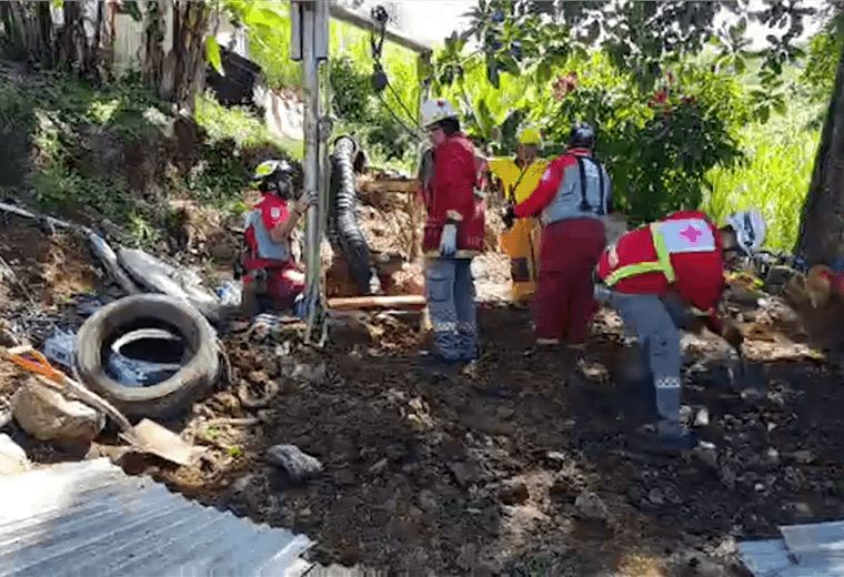 Cruz Roja y Bomberos intentan rescatar a hombre atrapado en pozo de 10 metros de profundid