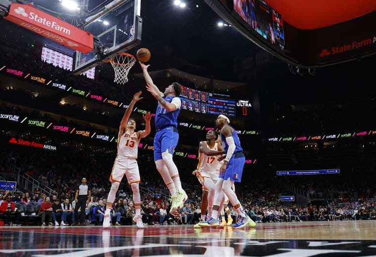 Doncic anota un triple-doble récord en la NBA en triunfo de Dallas