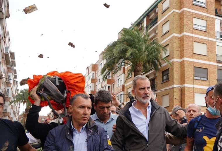 Personas en Valencia tiran barro sobre Felipe VI. Foto: AFP