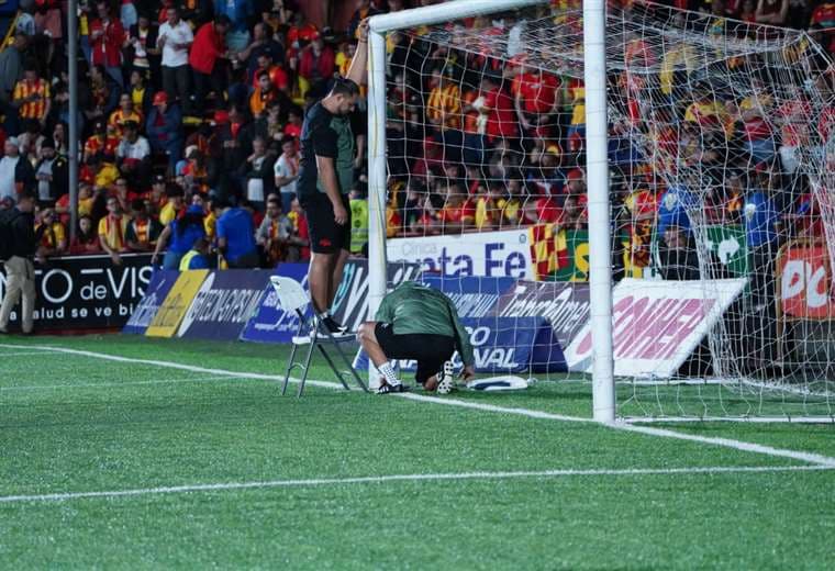 Personeros de Alajuelense midieron el arco. Foto: Juan Manuel Quirós