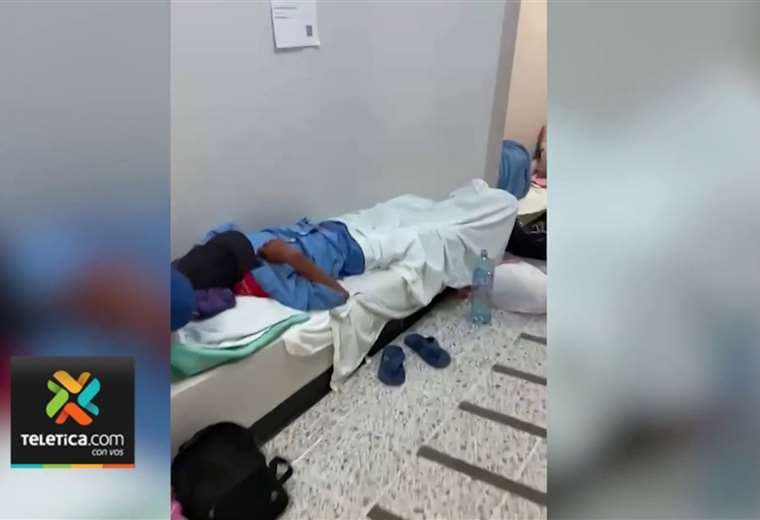 Video: Colapso en servicios de Emergencias hace que pacientes tengan que dormir en el piso