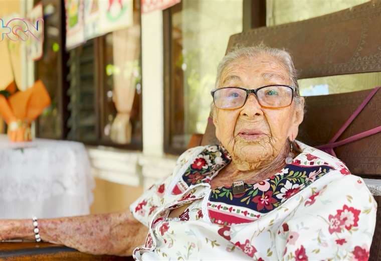 La reina de playa Azul tiene 101 años y es fanática de las adivinanzas