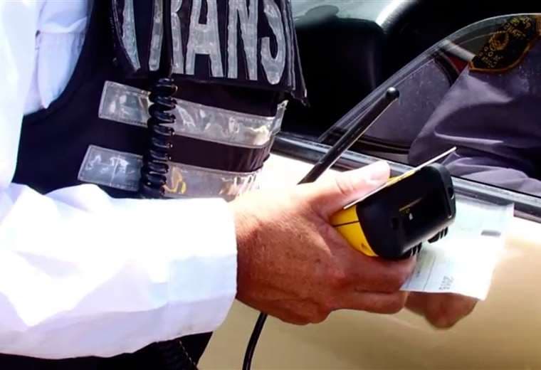 ¿Pueden los oficiales de tránsito utilizar el celular mientras están en control de carretera?