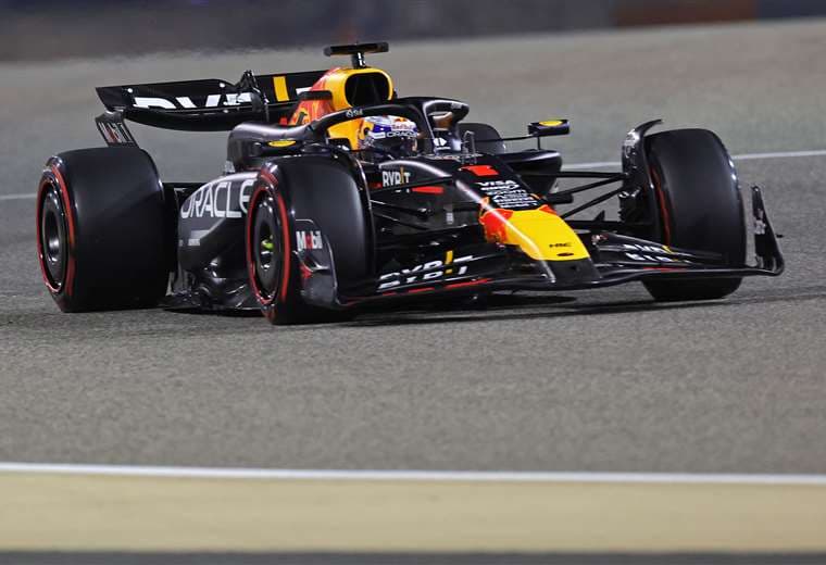 Verstappen logra la primera 'pole' del año en Baréin, Ferrari al acecho