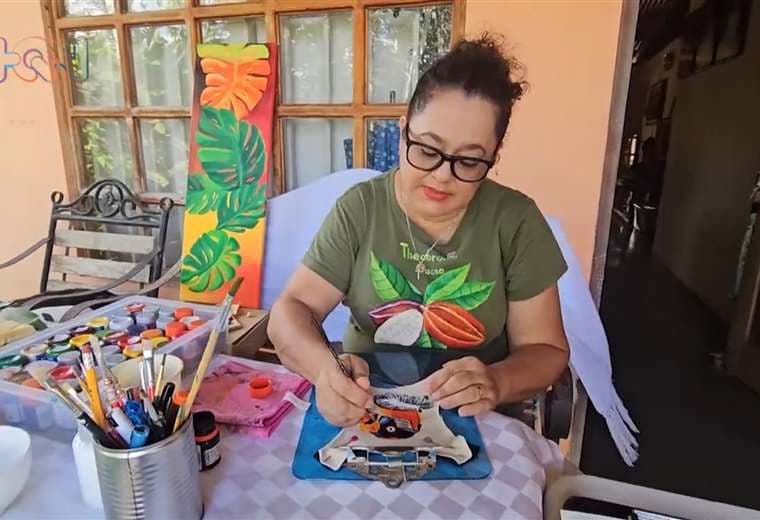 Vecina de Sarapiquí rescata el arte de teñir textiles con plantas