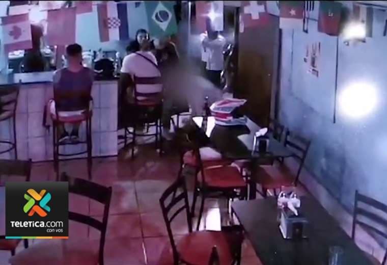 Video: Hombre fue asesinado a balazos mientras disfrutaba en un bar en Alajuela