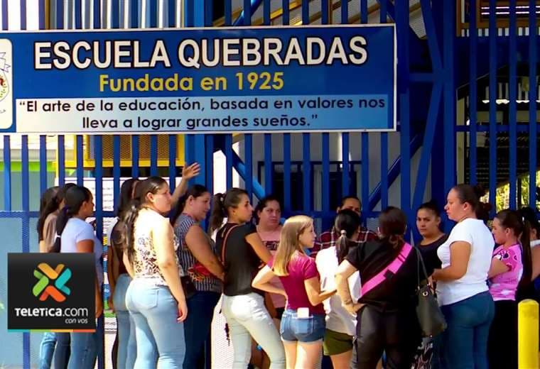 Padres bloquean entrada a escuela en Alajuela para exigir destitución de funcionario