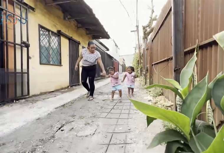 Madre de gemelas con síndrome de Down busca oportunidad laboral para sostener a su familia
