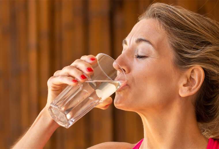 ¿La leche o una cerveza pueden hidratar más que el agua en días calurosos?