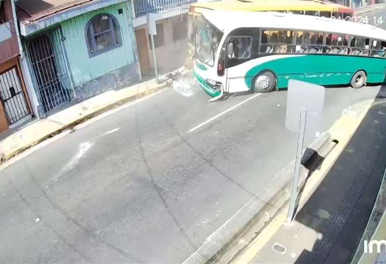 Video: Así fue el choque entre dos buses en Heredia
