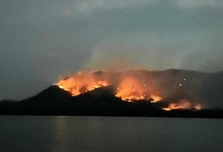 Bomberos corren para frenar incendio que ya arrasó con casi 300 hectáreas en Isla Chira