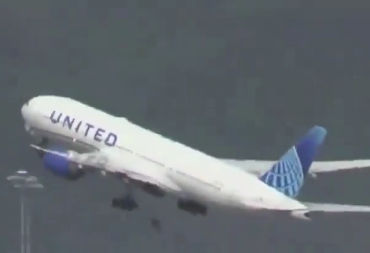 Video muestra el momento en que un avión pierde un neumático durante su despegue