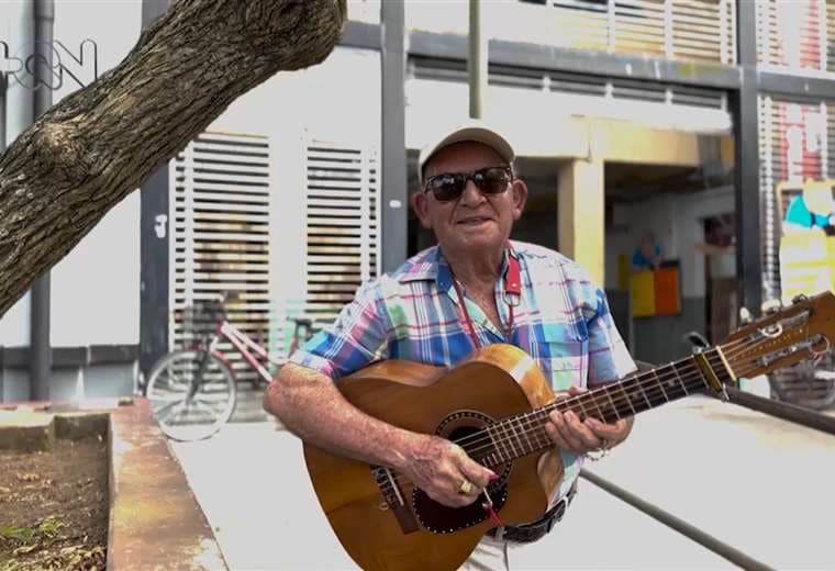Con una guitarra, este vecino de San Ramón lleva alegría y ritmo a las calles