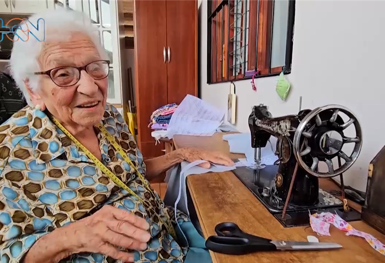 Esta carismática costurera pronto cumplirá 102 años