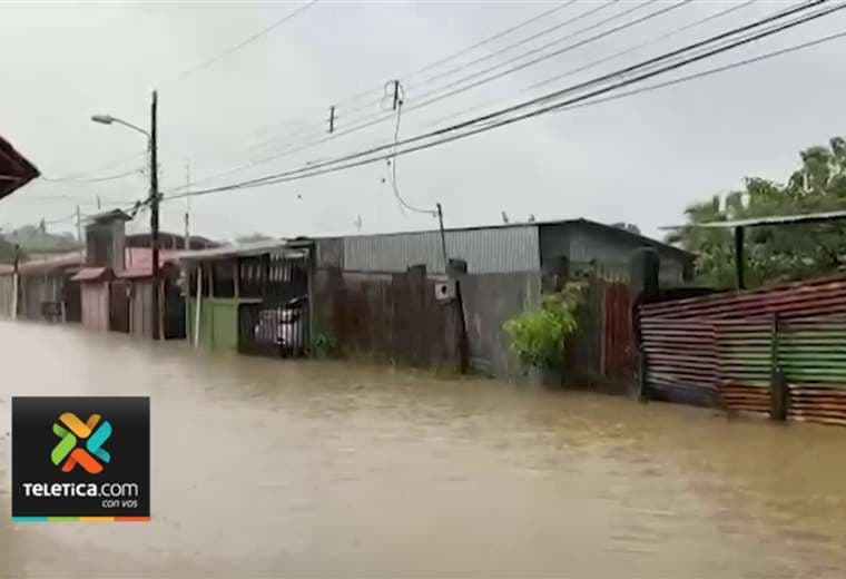Fuertes aguaceros ocasionan inundaciones en diversas comunidades de Limón