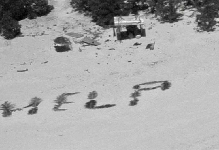 Los tres náufragos rescatados en una isla desierta tras escribir 'HELP' en la arena de una playa