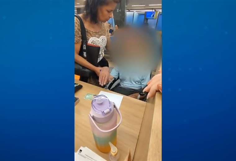 Video: Mujer detenida tras llevar cadáver de su tío al banco para sacar préstamo