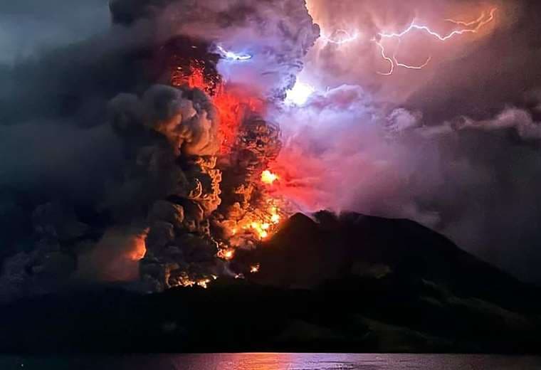 Nueva erupción del volcán indonesio Ruang